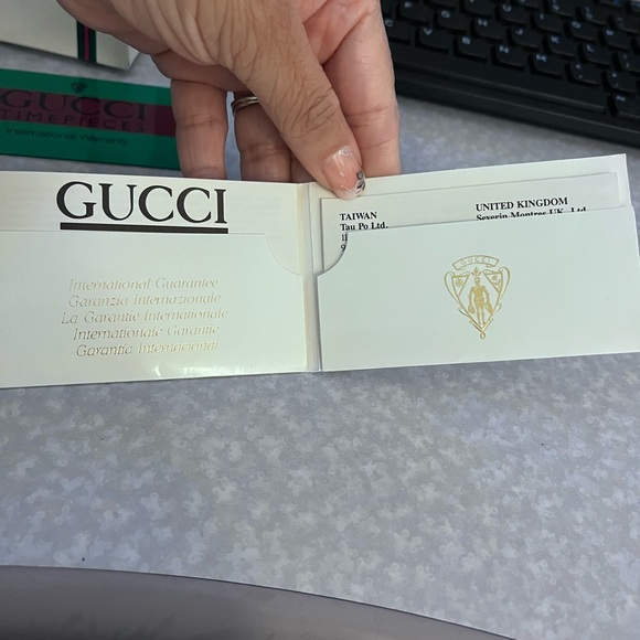 Authentic Gucci watch in EUC with 2 diamond markers❤️❤️ - Picture 6 of 8